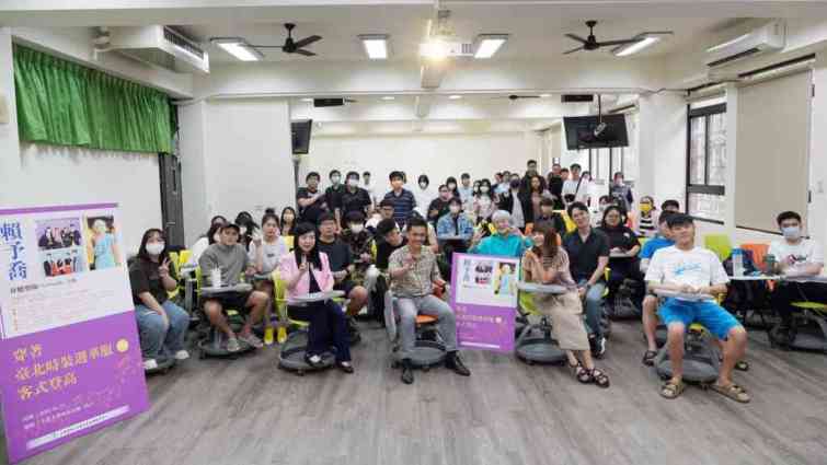 ▲大葉大學通識課邀請金曲獎得主春麵樂隊主唱賴予喬(前排左二)蒞校演講。（大葉大學提供）