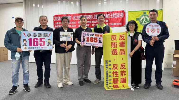 ▲彰化基督教醫院總院長陳穆寬（右三）感謝金門高分檢署檢察長毛有增（圖中）、連江地檢署檢察長謝謂誠檢察長（左三）等人的協助。（彰基醫院提供）