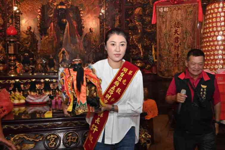 ▲南投縣長許淑華表示，近期地震非常多，且餘震不斷，許多民眾都非常擔憂，她也藉著向財神爺上香祝壽的機會，祈求財神爺保佑大家平安，讓民眾安心，事業也能順利。（記者張玉泰攝）