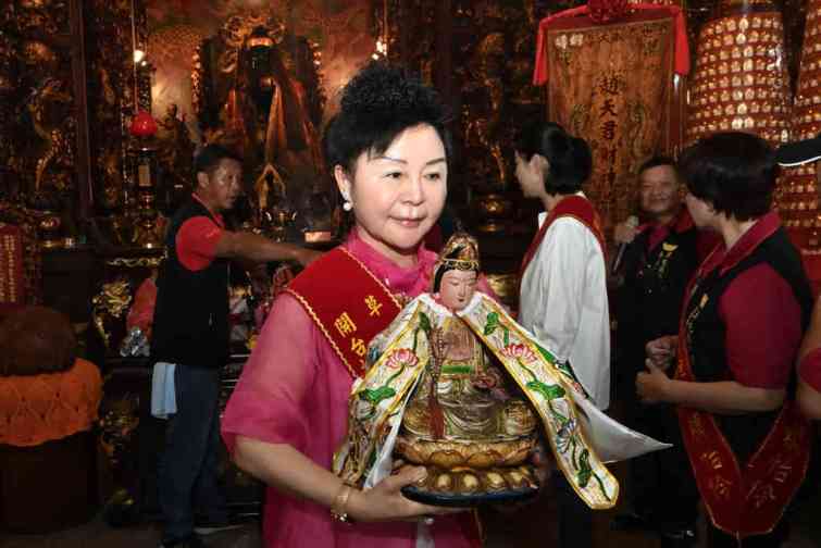 ▲賴怡伶主委說，今年是趙天君財神爺來台第364週年，廟方特別舉辦聖誕慶典活動，感謝許縣長及許多民眾、地方代表都共襄盛舉，一起祝福財神爺聖誕千秋。（記者張玉泰攝）