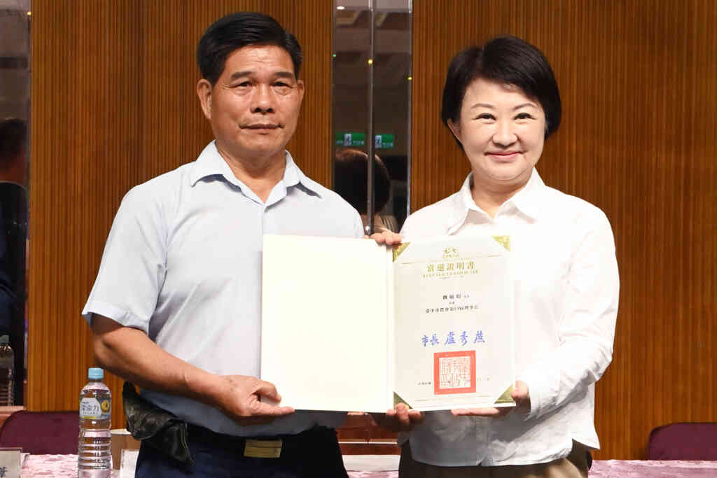 ▲盧秀燕市長親自頒發台中市農會理事長、常務監事當選證書,期勉農會新任理監事們持續為農民提供更好的服務,與市府一同擔任農民的後盾。(記者張玉泰攝)
