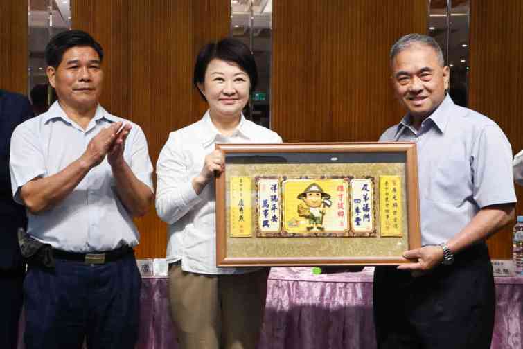 ▲台中市長盧秀燕期勉農會新任理監事們持續為農民提供更好的服務，與市府一同擔任農民的後盾。（記者張玉泰攝）