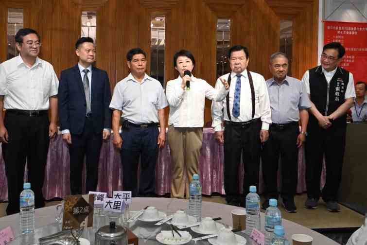 ▲盧秀燕市長表示，市府與農會是夥伴關係，台中市所有農會理事長上任，她都親自頒發當選聘書，代表市府的重視。（記者張玉泰攝）