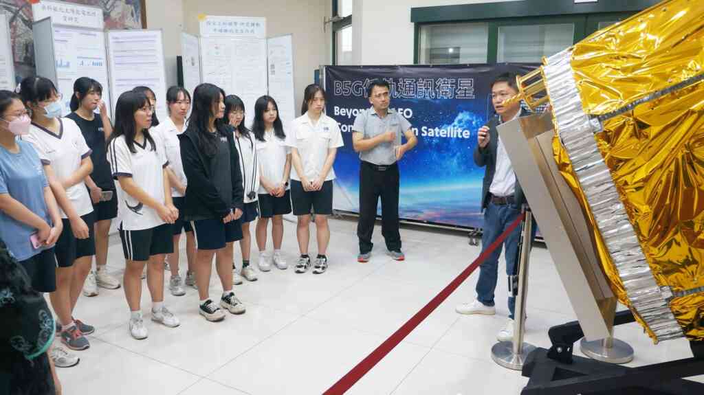 ▲國家太空中心(TASA)與彰化女中合作,於23日起在彰化女中科學館辦理「衛星模型教育展」,展期至8月底止,採取預約邀請制,歡迎彰化縣各級學校事先向彰化女中提出申請。(彰女提供)