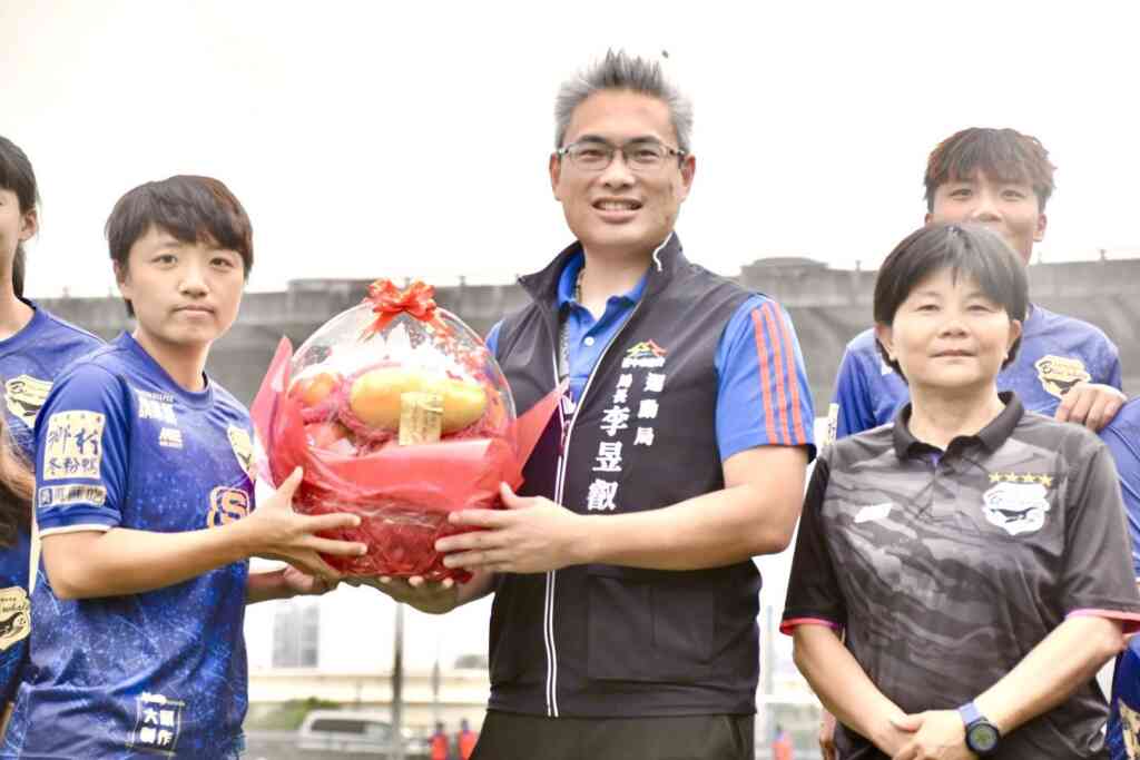 ▲ 運動局李局長代表盧秀燕市長致贈水果為台中藍鯨加油打氣。(記者廖妙茜翻攝)