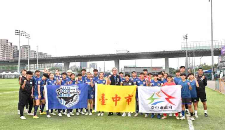 ▲ 運動局李局長親赴主場勉勵台中藍鯨女足預祝聯賽奪勝。（記者廖妙茜翻攝）