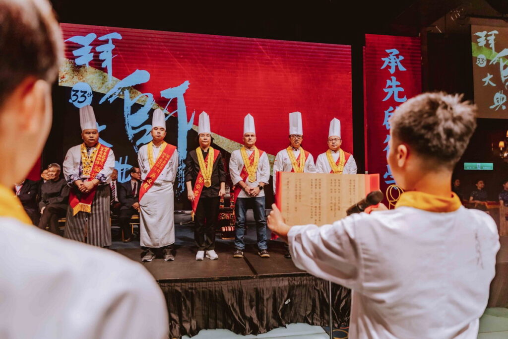 開平餐飲學生宣讀拜師帖,本次受拜師由左至右分別為中華美食交流協會理事長駱進漢、國泰萬怡酒店行政副主廚吳俊毅、鹽之華法式餐廳主廚黎俞君、美福大飯店西餐總主廚Massimo Picci、法蘭司烘焙總經理高垂琮、法朋烘焙甜點坊主廚李依錫。開平餐飲學校/提供