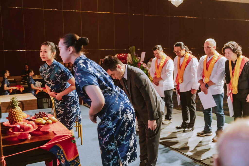 開平餐飲學校校務主委夏豪均擔任主祭者,帶領全體業界名師及學生行上香禮。開平餐飲學校/提供