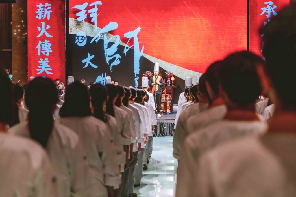 鹽之華法式餐廳主廚黎俞君向開平餐飲115年班一年級學生致訓勉詞。開平餐飲學校/提供