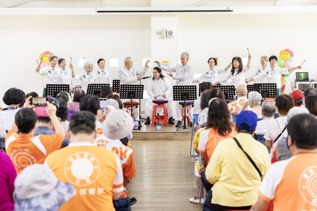 全台最高齡愛笑空靈鼓隊展現練習成果。