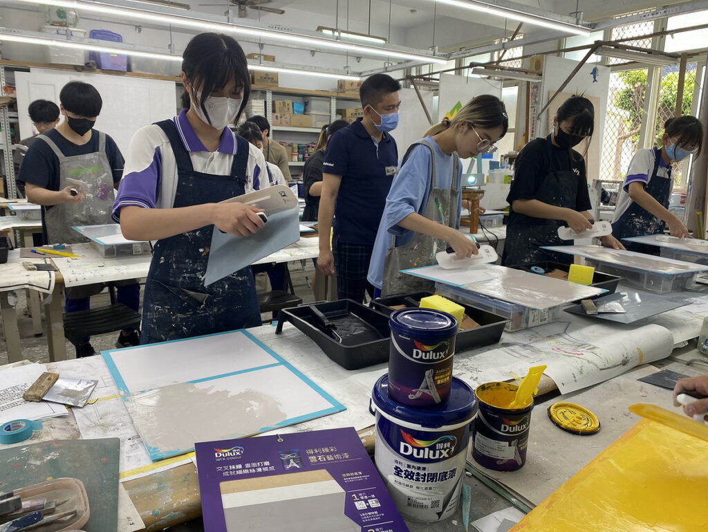 得利塗料參與龍寶建設「台灣行動菩薩助學協會—發願成才專案」活動,共同推動學子傳承塗刷技藝,精進未來實際就業能力,培育更多建築產業人才。