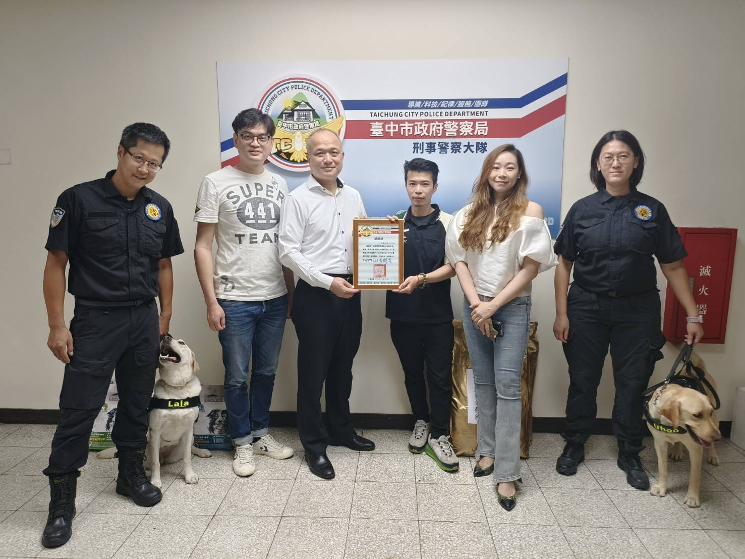 ▲圖說:悠遊國際實業慷慨解囊,捐贈中市警犬隊進口飼料35包、共535公斤 (圖/台中市政府提供)