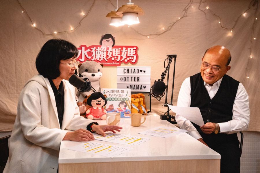 偕蘇貞昌主持廣播 蘇巧慧笑：說故事功力不減、就是頭髮少了點 235