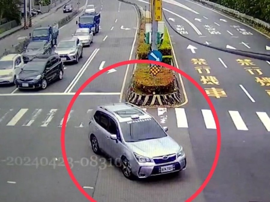 私裝警示燈尾隨救護車 涉影響行車安全將吃二罰單 238 cnews204240423a01