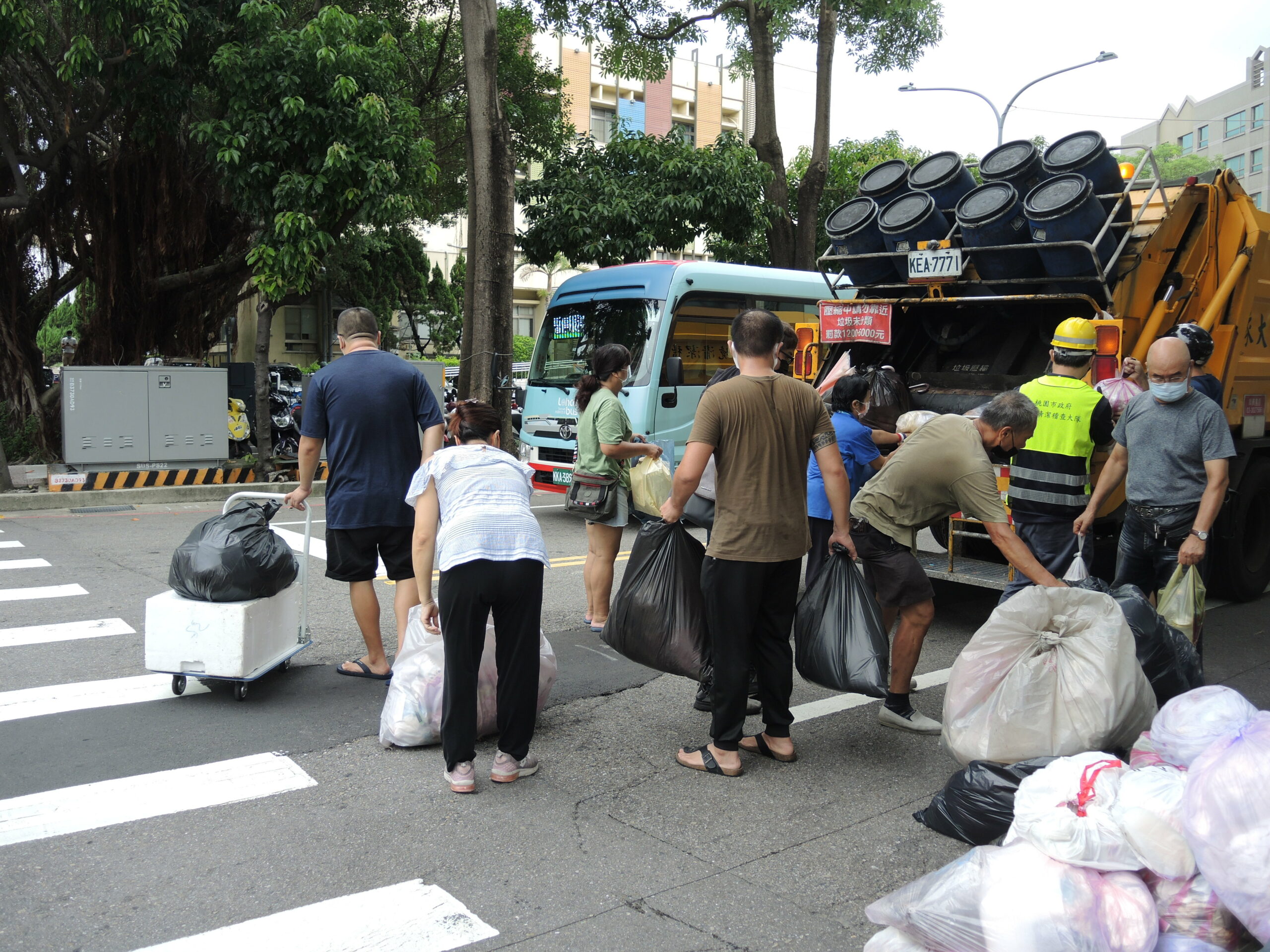 貴重物品錯當垃圾「整包」丟 桃園清潔隊員靠這招秒尋回