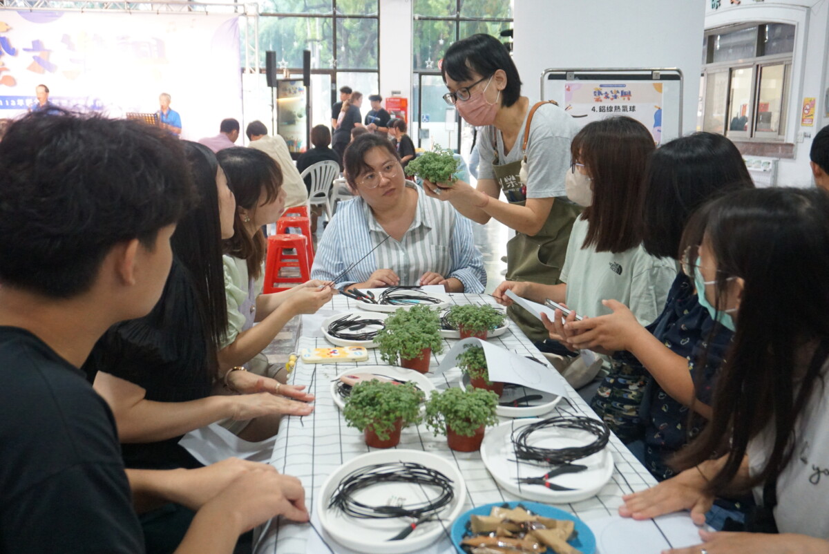 ▲虎科大藝文季開幕式設有手作綠藝課程,實踐日常生活美感教育。(記者劉春生攝)