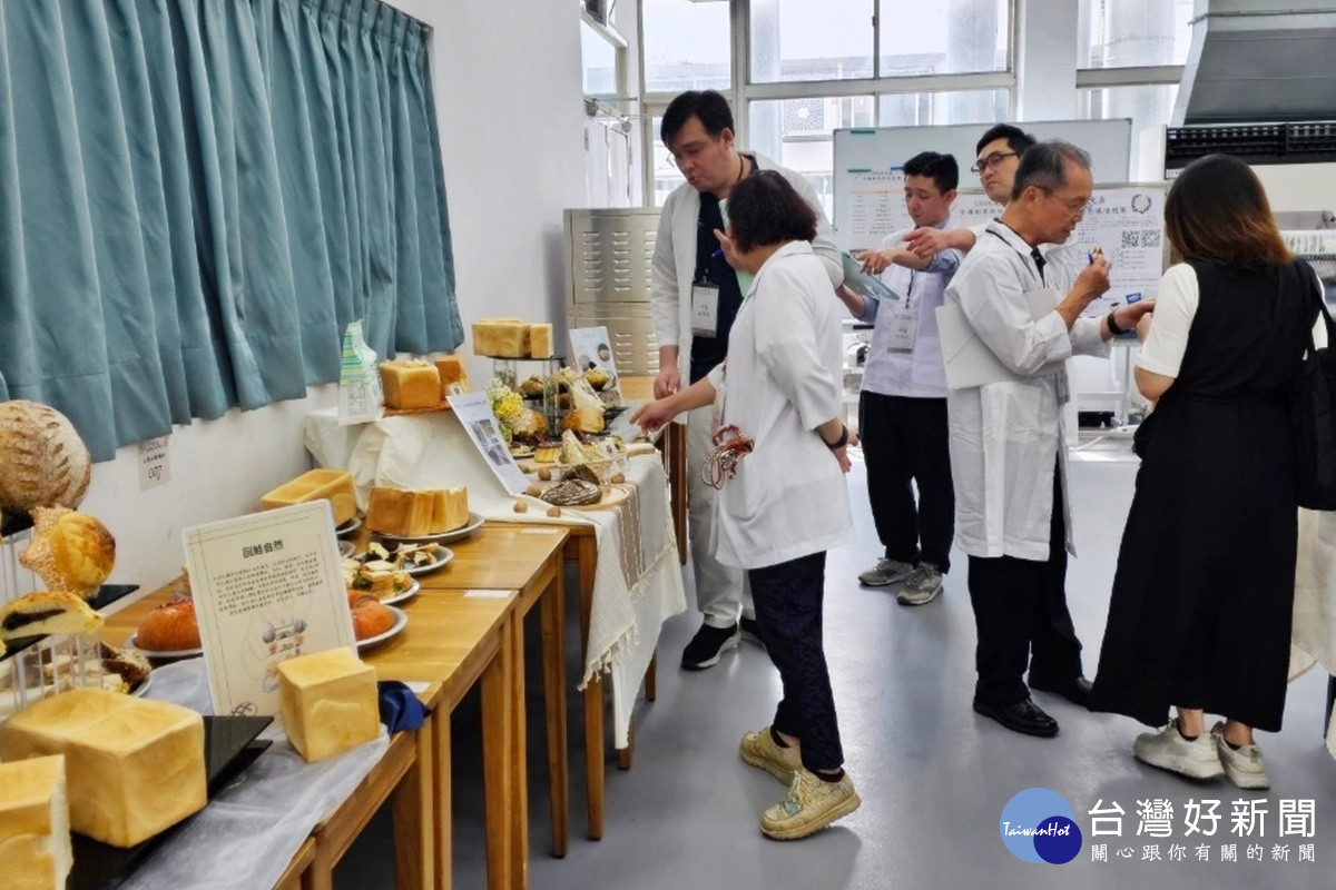 由於多組作品口感及內餡搭配協調性俱佳,評審們討論熱烈。