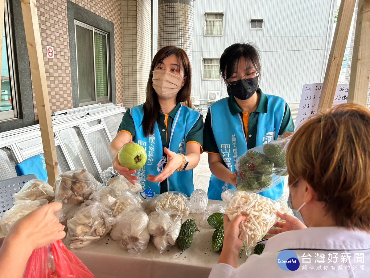 秀心晴小農市集展售不少在地蔬果。(竹山秀傳醫院提供)
