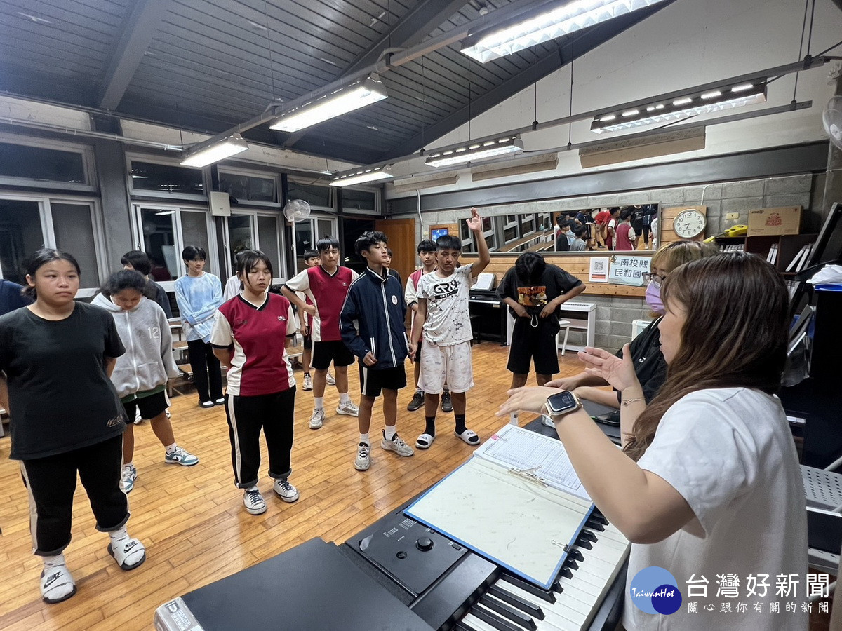 指揮張渝姍不斷修調學生走位和肢體展現。(彩霞基金會提供)