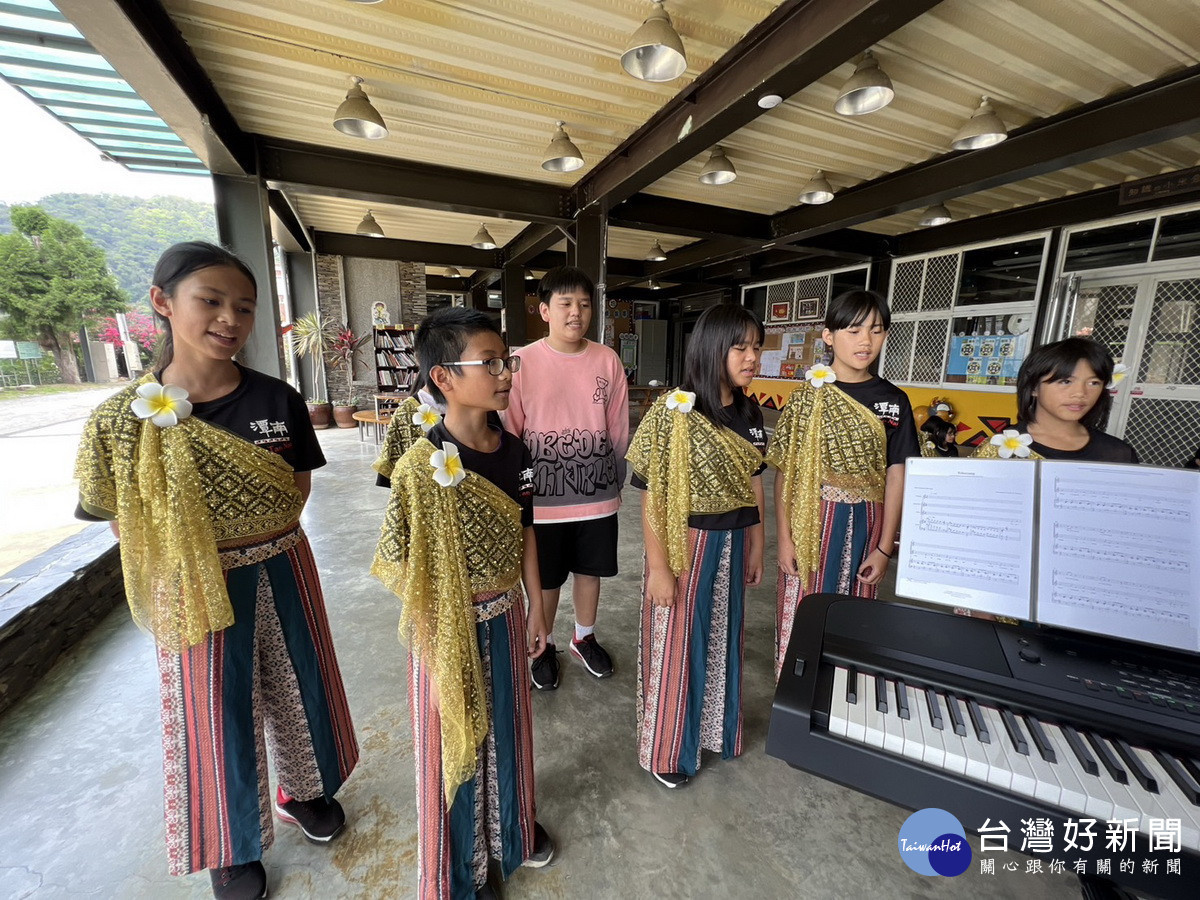 潭南國小比賽前於校園中勤加練唱。(彩霞基金會提供)
