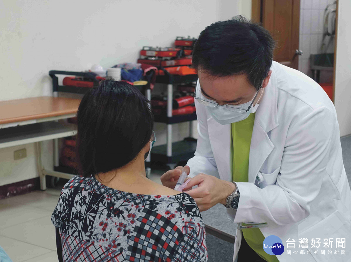 骨科部醫師攜帶消炎針為網球肘、媽媽手及肌肉拉傷民眾,現場進行局部注射處理。