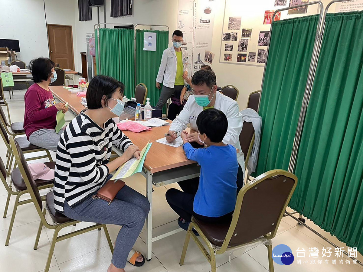 中醫部醫師現場為民眾進行針灸、拔罐、推拿等治療,並且提供酸痛貼布緩解不適。