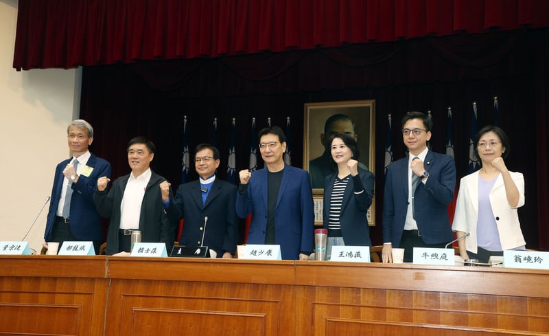前台北市長郝龍斌(左2)24日出席「推動核子反應器設施延役條例草案」記者會。左3至右為國民黨立委賴士葆、前中廣董事長趙少康、王鴻薇、牛煦庭、翁曉玲。中央社
