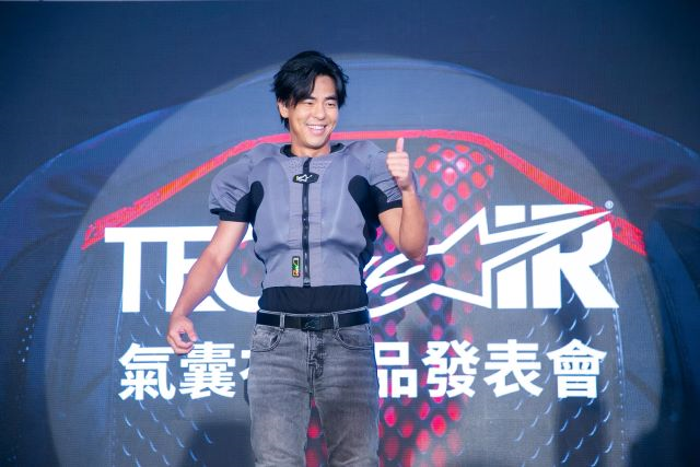 柯有倫首次體驗Tech-Air®科技氣囊衣。.jpg