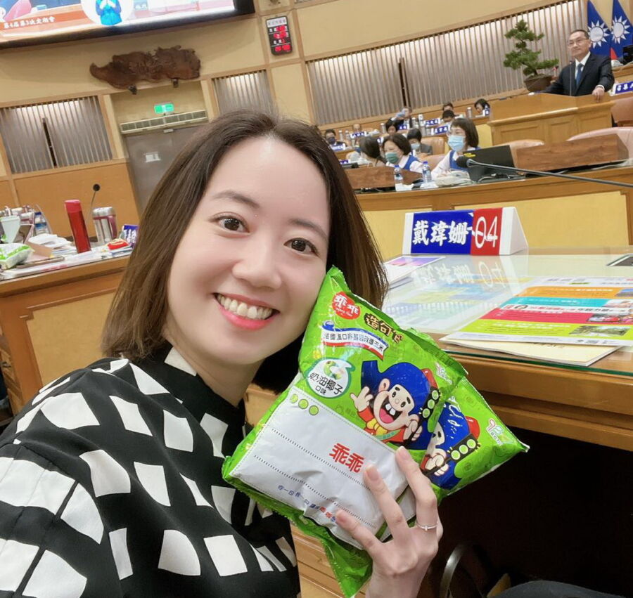 圖/民進黨新北市議員戴瑋姍要求研議修訂《新北市動物保護自治條例》,納入寵物食品的管理稽查。(翻攝新北市議員戴瑋姍臉書)