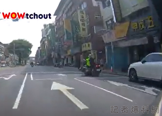 男子煞車不及追撞方機車,雙雙倒地。翻聶畫面