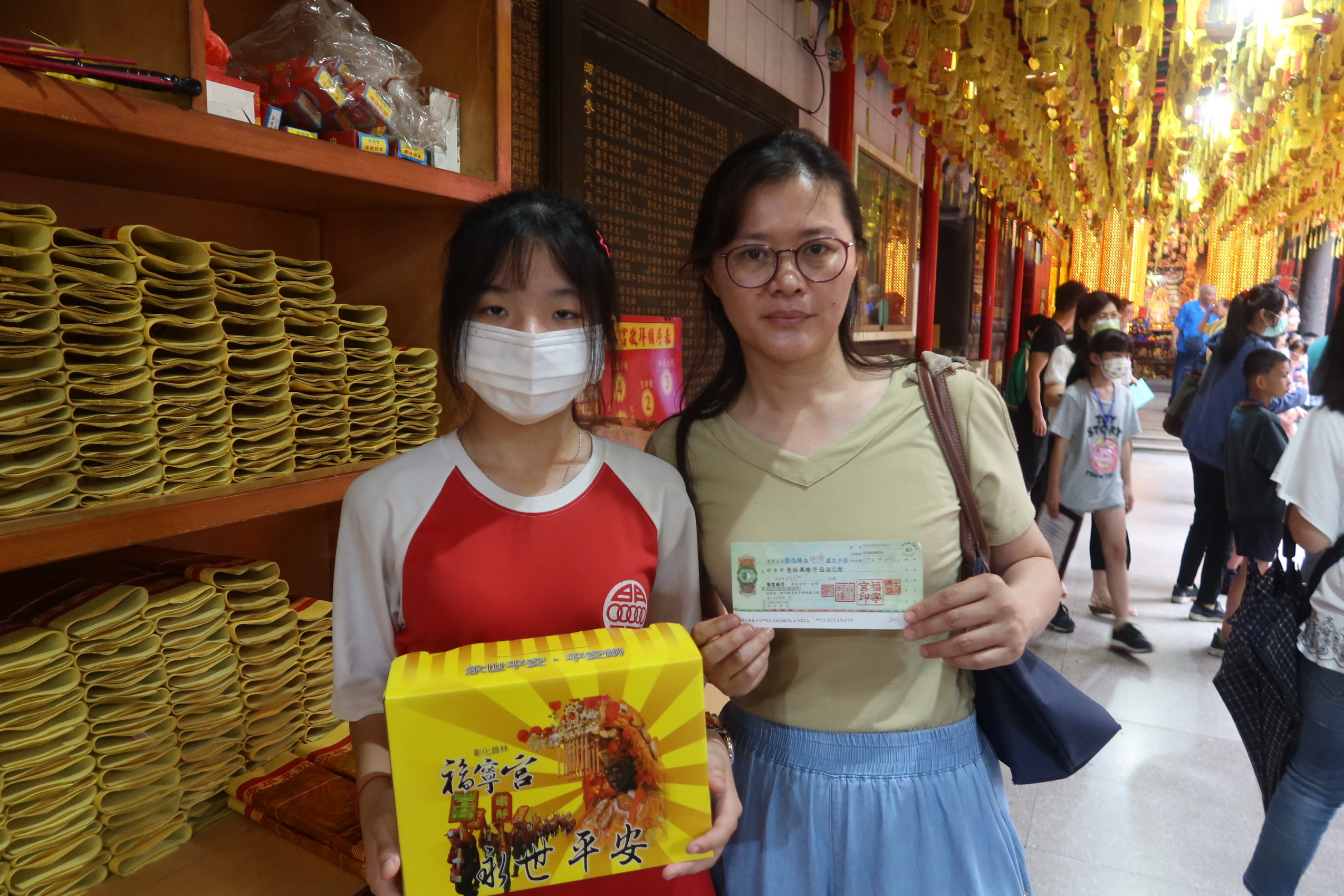 ▲員林福寧宮頒發112學年度下學期獎助學金，共有1459名品學兼優的弱勢學童受益，鼓勵學生們努力向學。（記者張溎壕攝）