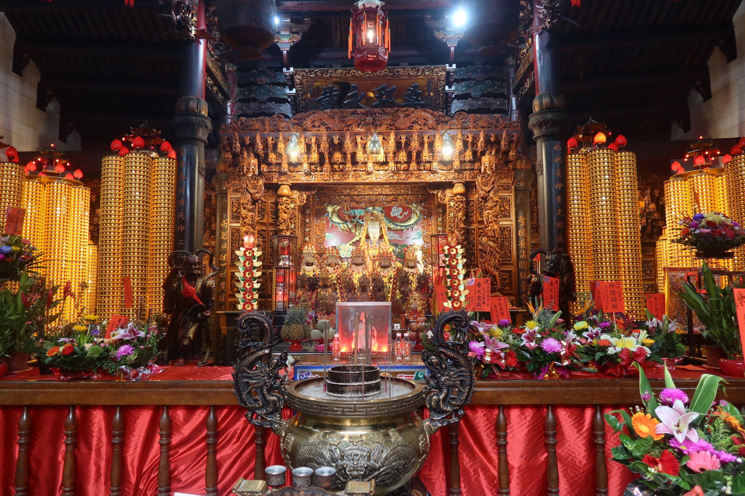 ▲員林福寧宮頒發112學年度下學期獎助學金，共有1459名品學兼優的弱勢學童受益，鼓勵學生們努力向學。（記者張溎壕攝）