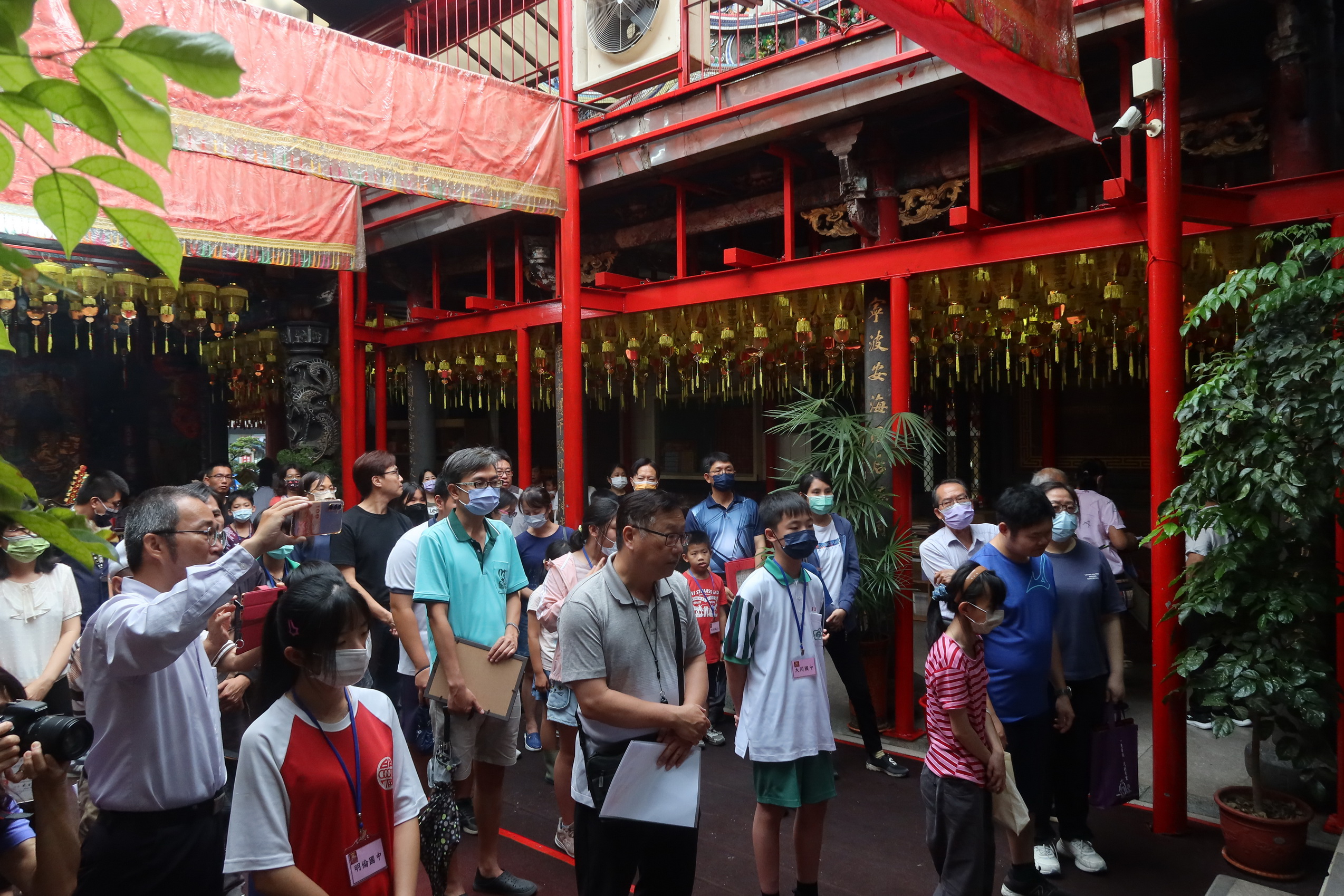 ▲員林福寧宮頒發112學年度下學期獎助學金，共有1459名品學兼優的弱勢學童受益，鼓勵學生們努力向學。（記者張溎壕攝）