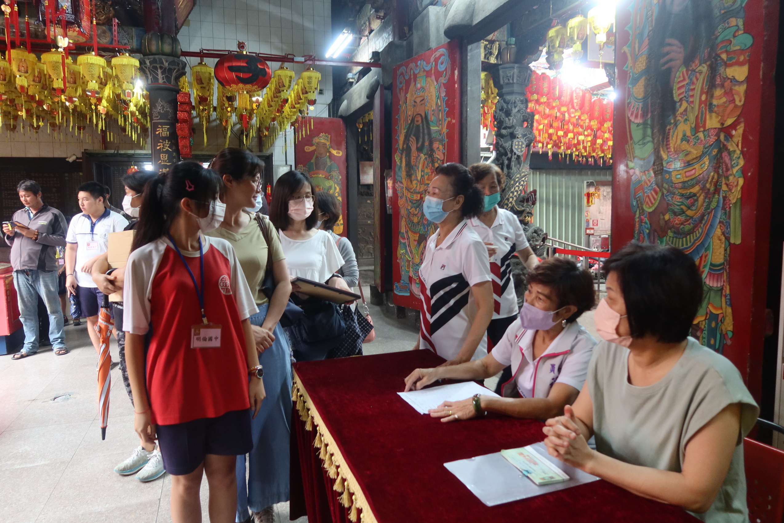 ▲員林福寧宮頒發112學年度下學期獎助學金，共有1459名品學兼優的弱勢學童受益，鼓勵學生們努力向學。（記者張溎壕攝）