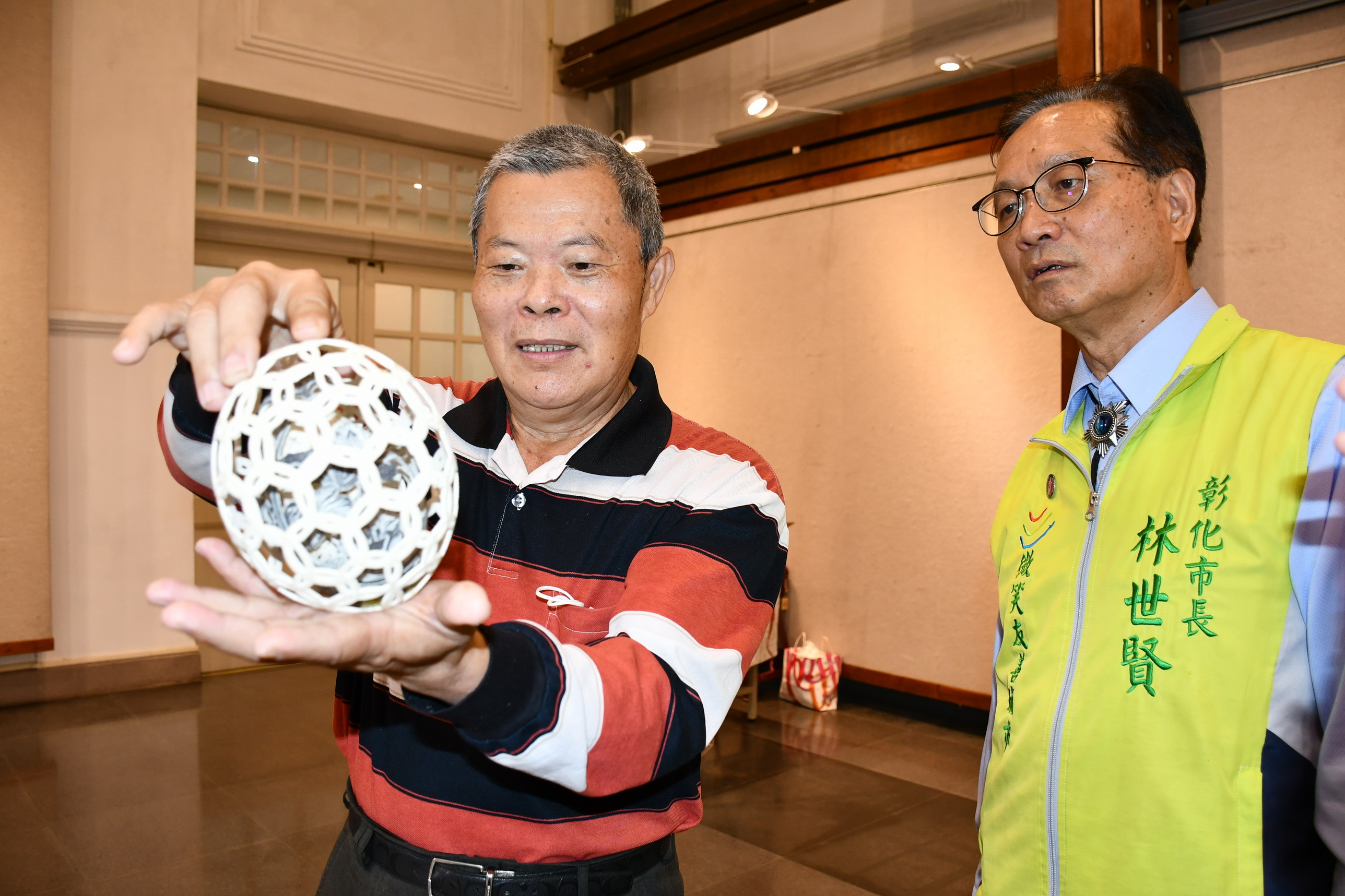 ▲獲獎無數的知名蛋雕大師廖啟鎮在彰化藝術館展出驚奇之美蛋雕展,廖啟鎮將平淡無奇的蛋殼,發揮創意融入生活,作品琳琅滿目。(記者張溎壕攝)