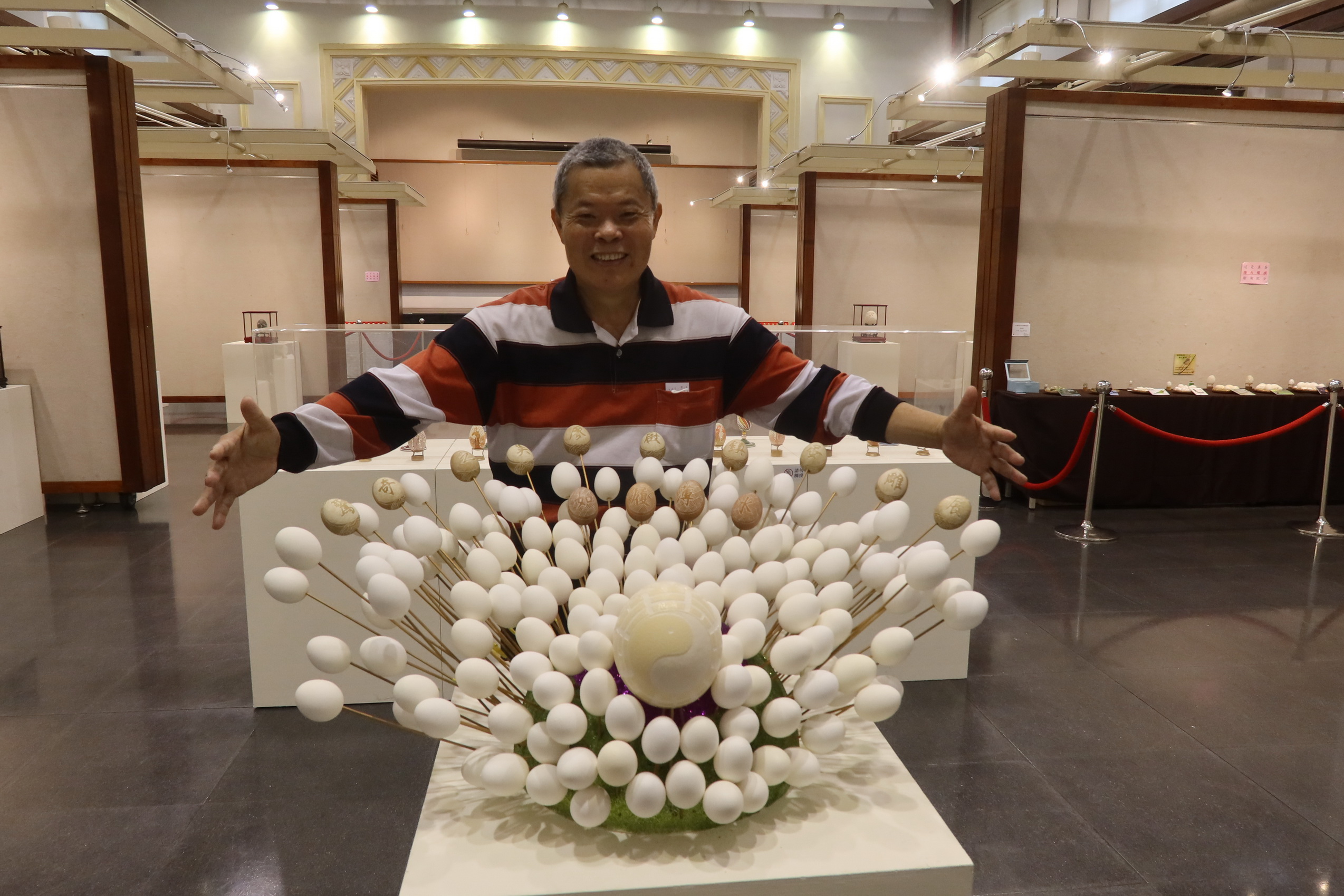 ▲獲獎無數的知名蛋雕大師廖啟鎮在彰化藝術館展出驚奇之美蛋雕展，廖啟鎮將平淡無奇的蛋殼，發揮創意融入生活，作品琳琅滿目。（記者張溎壕攝）