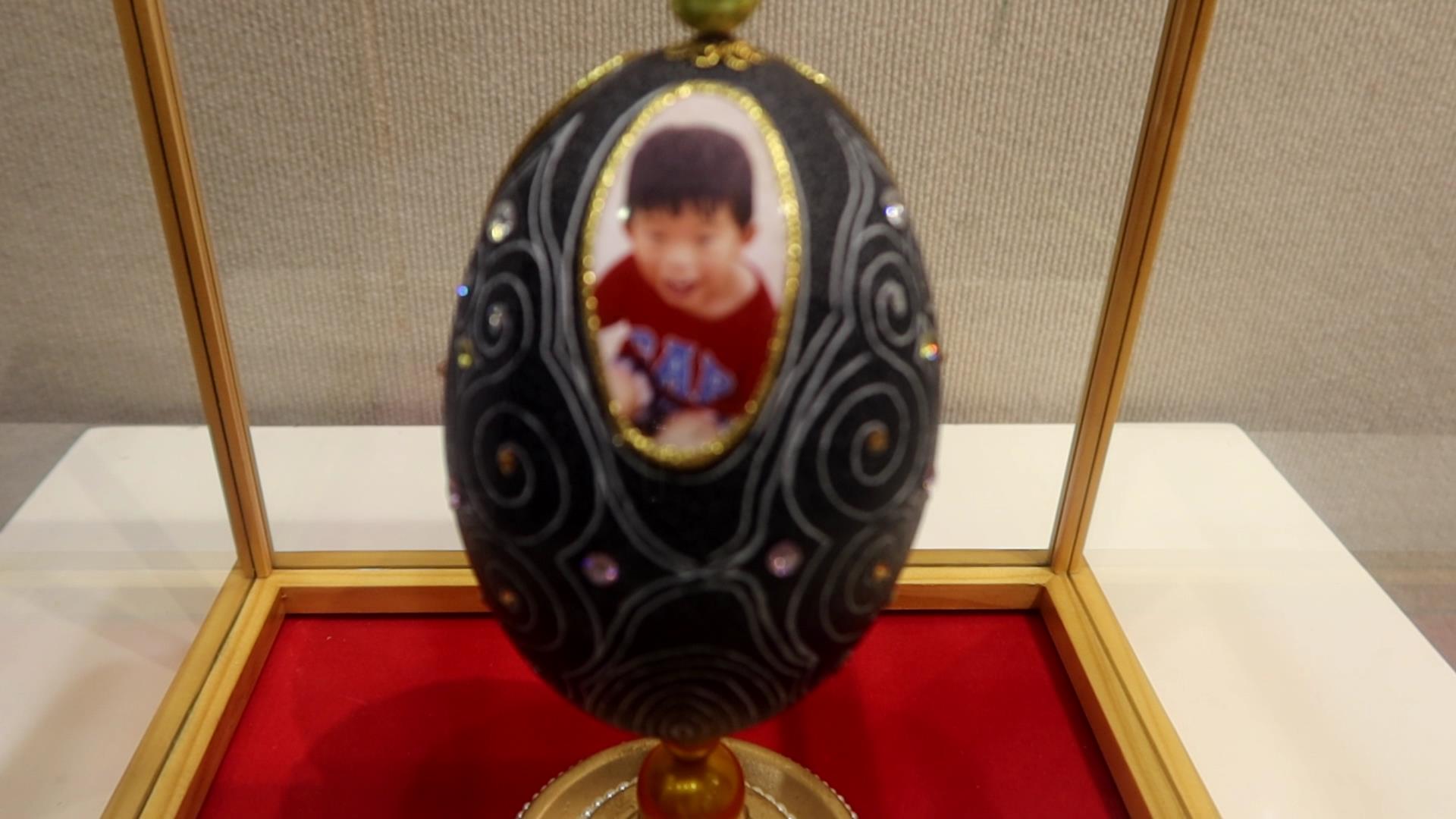 ▲獲獎無數的知名蛋雕大師廖啟鎮在彰化藝術館展出驚奇之美蛋雕展，廖啟鎮將平淡無奇的蛋殼，發揮創意融入生活，作品琳琅滿目。（記者張溎壕攝）