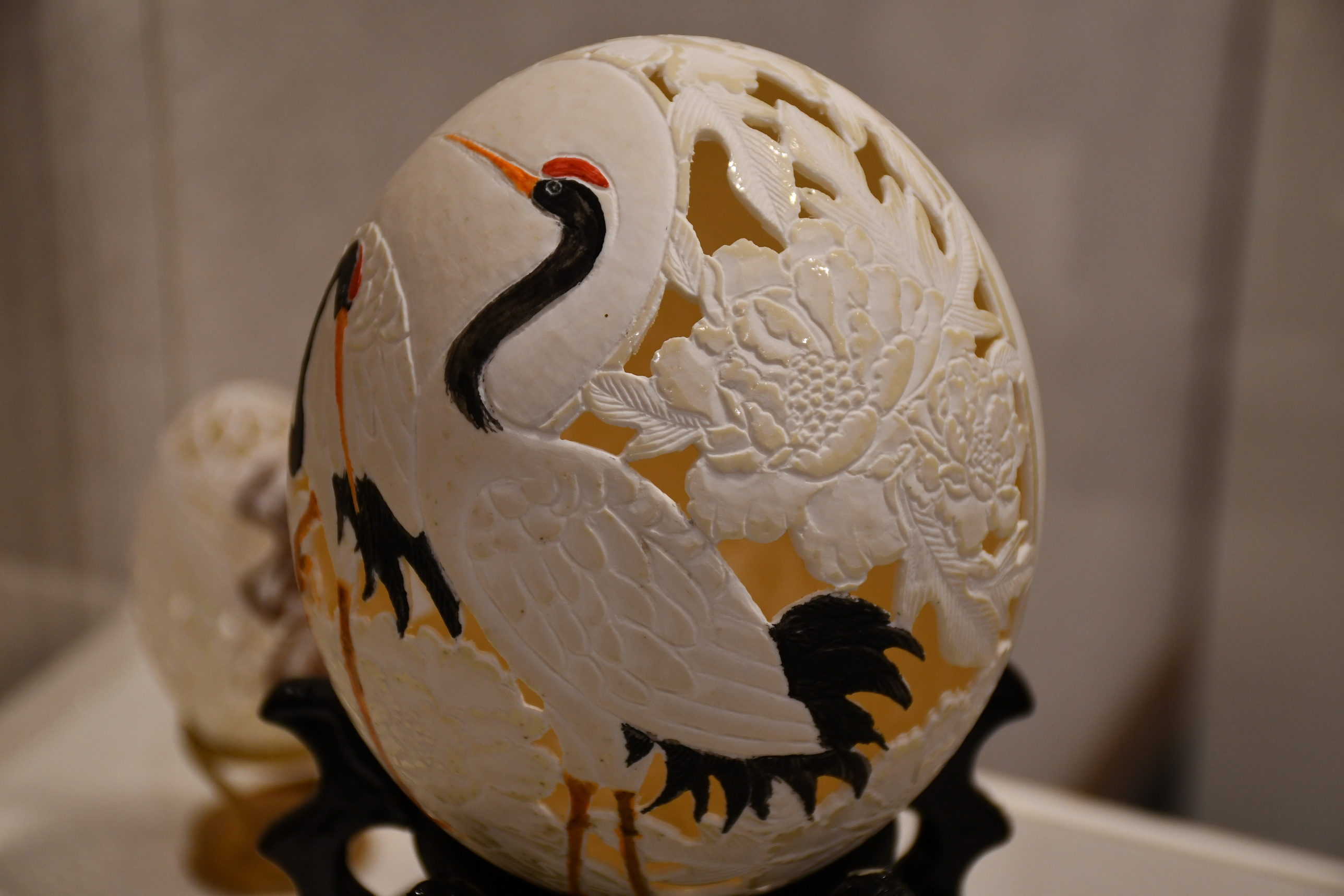 ▲獲獎無數的知名蛋雕大師廖啟鎮在彰化藝術館展出驚奇之美蛋雕展，廖啟鎮將平淡無奇的蛋殼，發揮創意融入生活，作品琳琅滿目。（記者張溎壕攝）