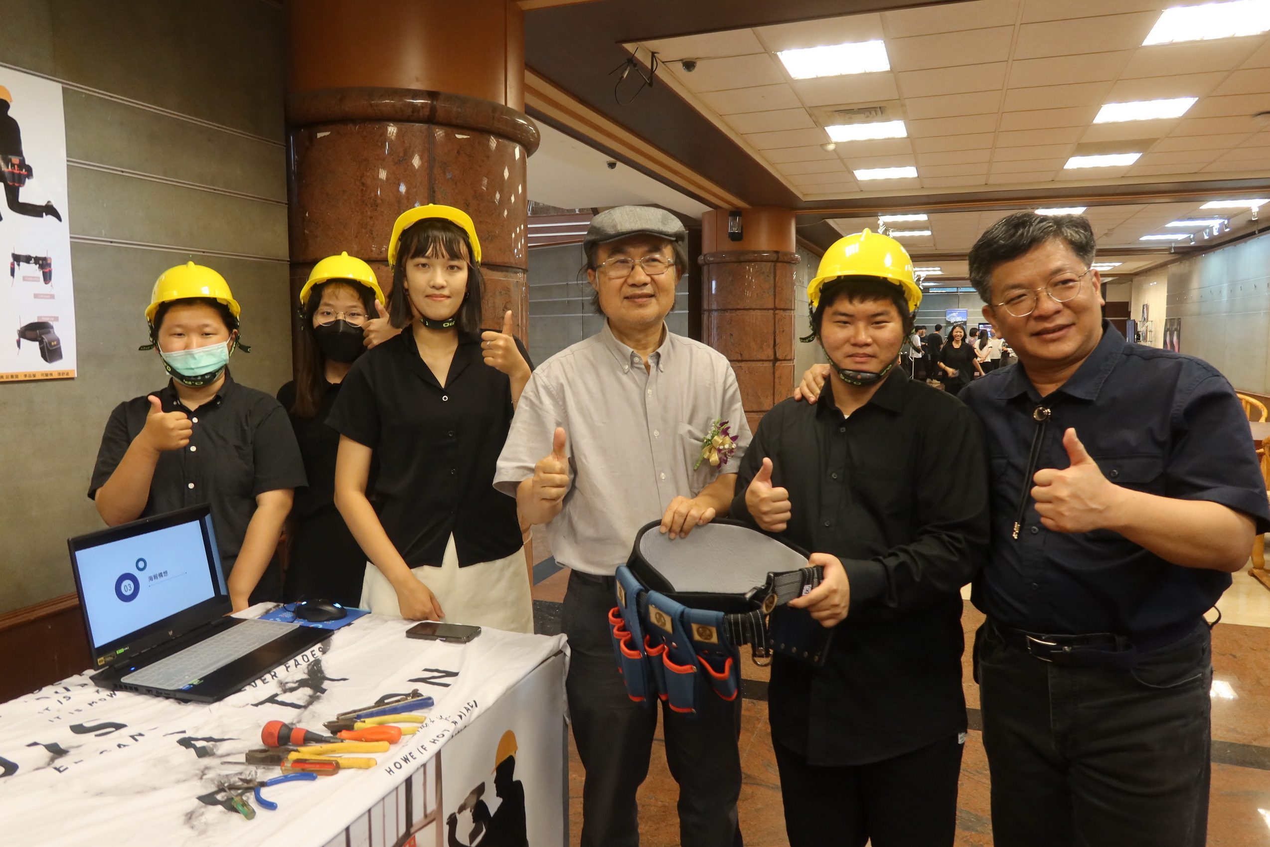 ▲建國科大設計學院舉辦以「創新站」為主題的畢業展,畢業生們以跨界視野和創意思維,展現了他們對視覺、空間和產品設計的獨特理解。(記者張溎壕攝)