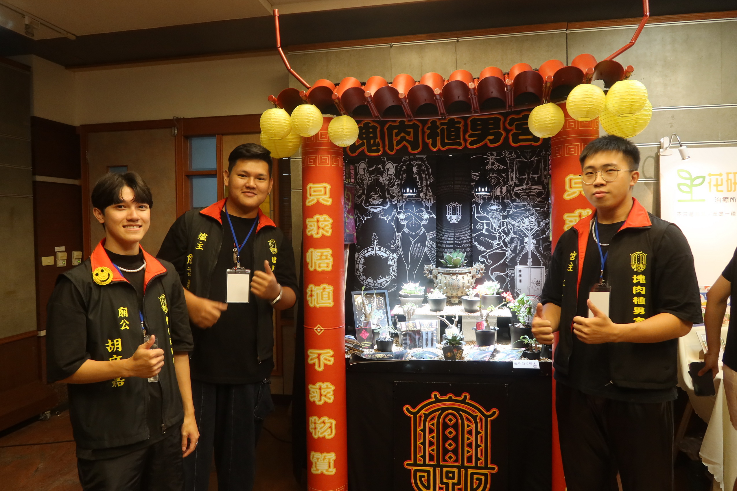 ▲建國科大設計學院舉辦以「創新站」為主題的畢業展，畢業生們以跨界視野和創意思維，展現了他們對視覺、空間和產品設計的獨特理解。（記者張溎壕攝）