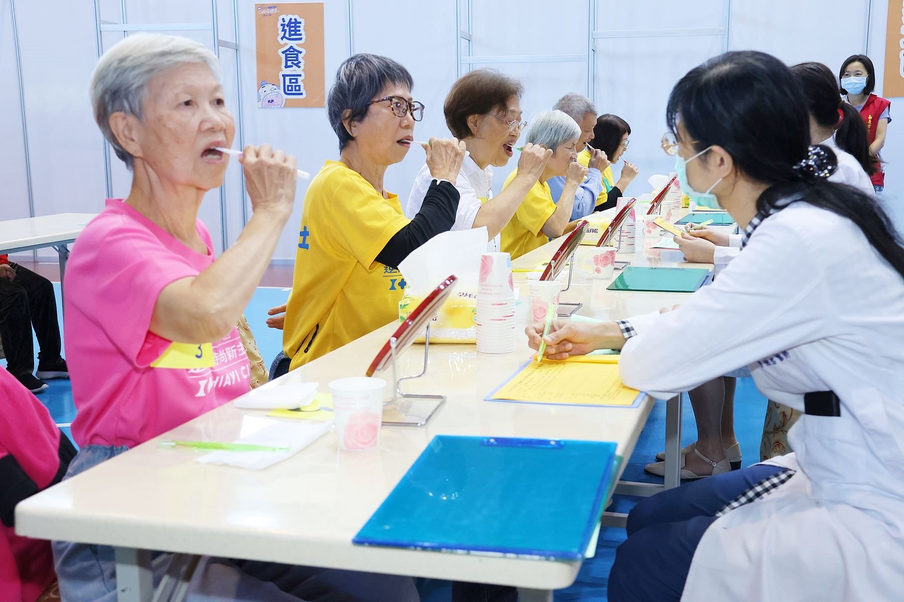 嘉義市樂齡口腔保健活動熱情啟動 黃敏惠市長揪勇壯族齊潔牙