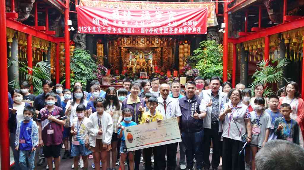 ▲員林福寧宮不只是地方宗教信仰中心,更長期默默關懷家庭經濟弱勢學童,今天頒發112學年度下學期5鄉市38所國中小學1459名品學兼優弱勢學童獎助學金。(記者林明佑攝)