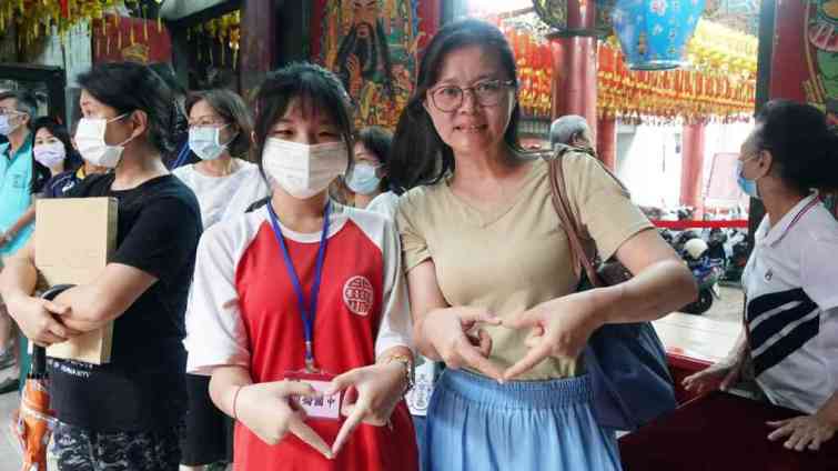 ▲員林福寧宮獎助學金頒發，只要各校校長和老師所提報的學生都有頒發，就是要鼓勵學生認真讀書，以後進入社會，有能力也能回饋社會。（記者林明佑攝）