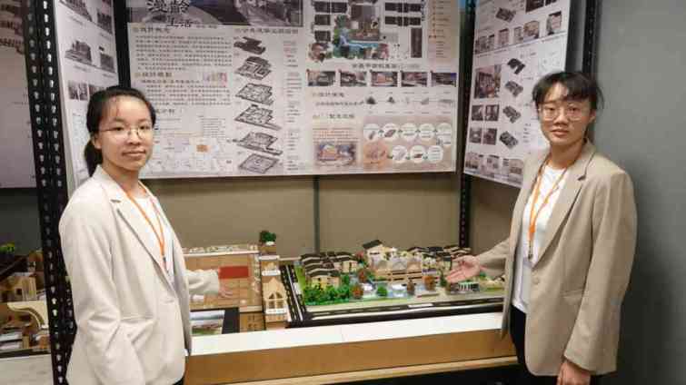 ▲建國科大空設系大四生黃湘棋、林慧玉聯手設計「慢齡生活」，以社區作為構想，設計老年人口住宅，希望讓居住在此的老年人都能感到安心及快樂。（記者林明佑攝）