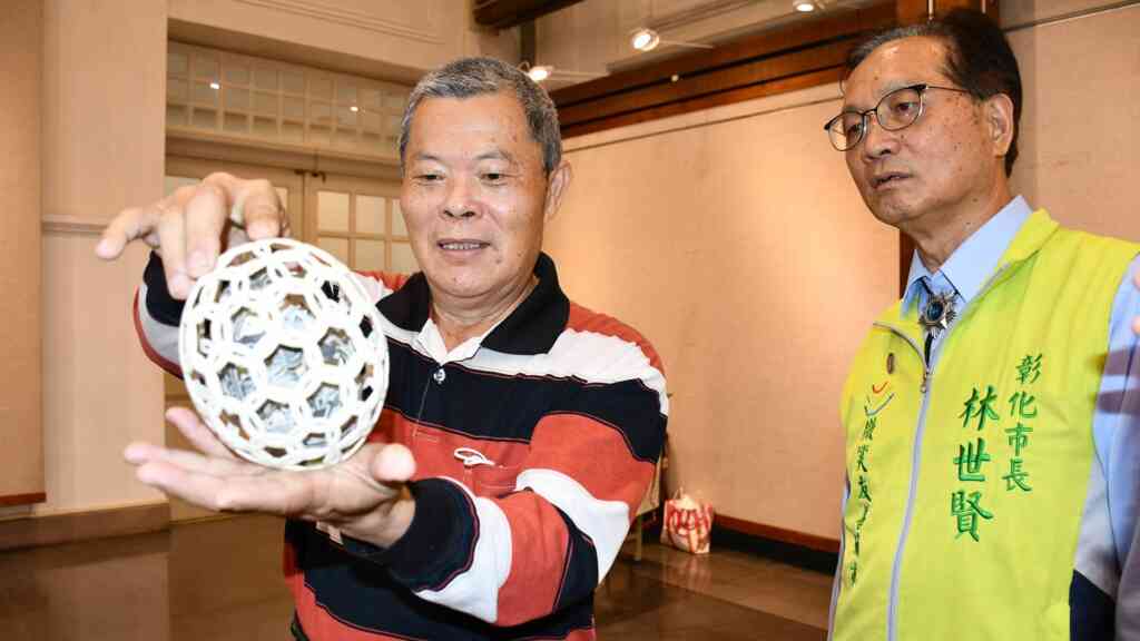 ▲蛋雕大師廖啟鎮向林世賢市長展示裡外共七層的蛋中蛋。(記者林明佑翻攝)