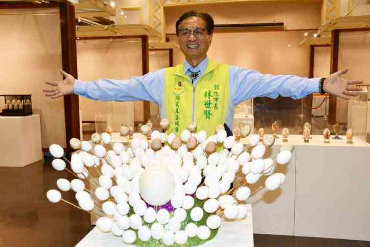 ▲林世賢市長張開雙臂歡迎來藝術館欣賞奇幻的廖啟鎮蛋雕藝術展。（記者林明佑翻攝）