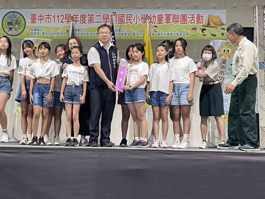 ▲頒發榮譽旗。(記者廖妙茜翻攝)