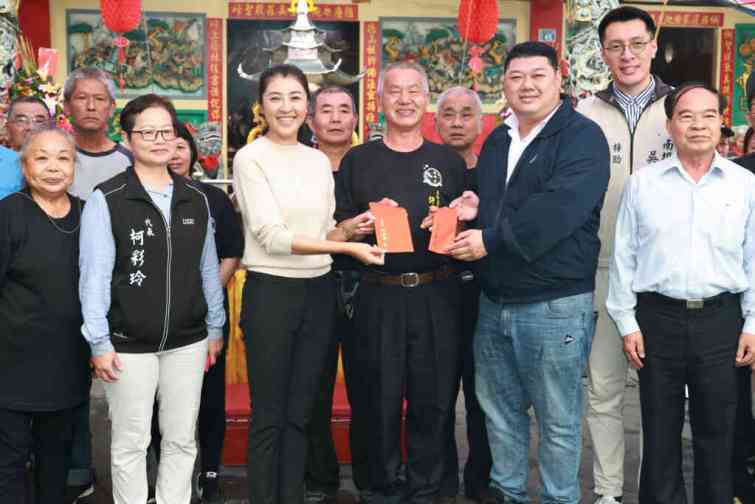 ▲慚愧祖師聖誕，南投縣長許淑華參拜鹿谷十寺廟恭賀祈福。（記者張玉泰翻攝）