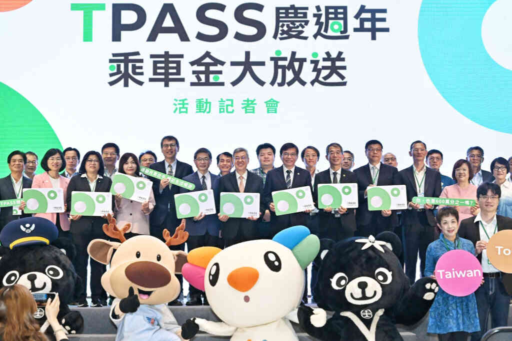 ▲行政院長陳建仁期勉交通部持續精進,研擬更多元、更彈性的通勤月票方案,提供更便利的交通服務,滿足民眾通勤需求。(新傳處提供)