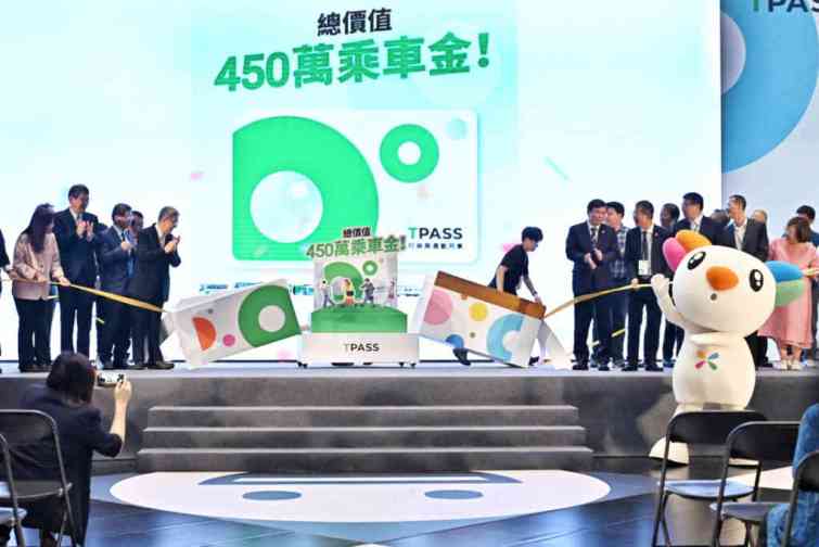 ▲行政院長陳建仁期勉交通部持續精進，研擬更多元、更彈性的通勤月票方案，提供更便利的交通服務，滿足民眾通勤需求。（新傳處提供）